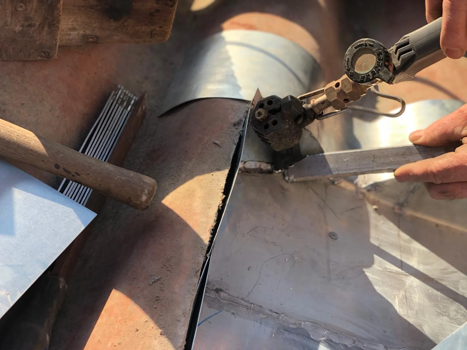 Soudure plomb sur abergement de cheminée